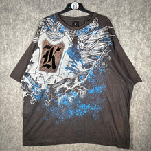 Load image into Gallery viewer, Karl Kani Gold 2000s Oversized Shield Graphic T-Shirt – Size 3XL – Vintage
