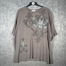 Load image into Gallery viewer, Y2K MMA Elite Affliction Style Gothic Grunge Fleur De Lis Baggy Brown Top 2XL
